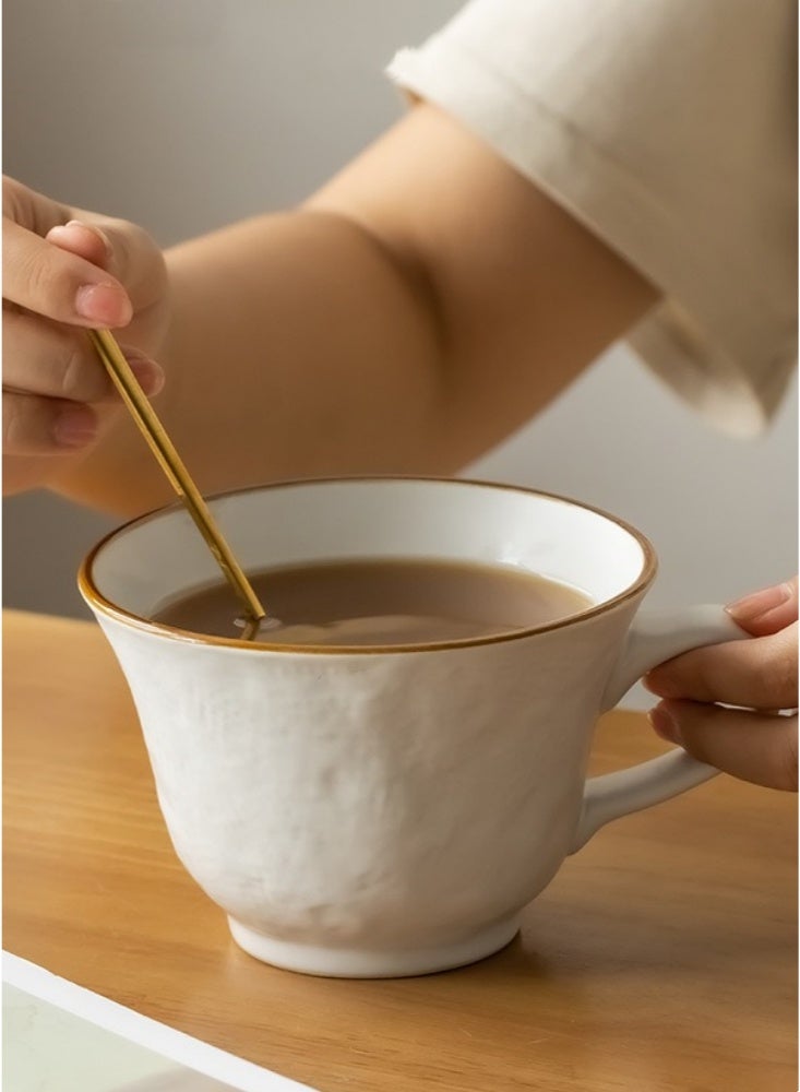 كوب قهوة أنيق من السيراميك الأبيض سعة 460 مل، بحافة ذهبية مزخرفة بنقوش مطروقة. آمن للاستخدام في الفرن وغسالة الصحون والميكروويف. مثالي لقهوة الصباح وشاي ما بعد الظهر، ومناسب لأدوات المطبخ العصرية. - Image 2